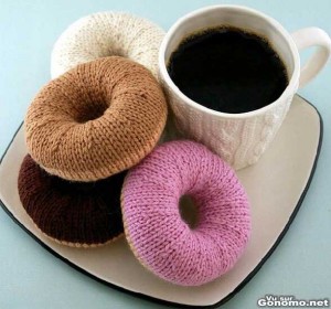 donuts-tricote-une-bonne-tasse-de-cafe-accompagnee-de-quatres-gros-donuts-tricote-en-laine